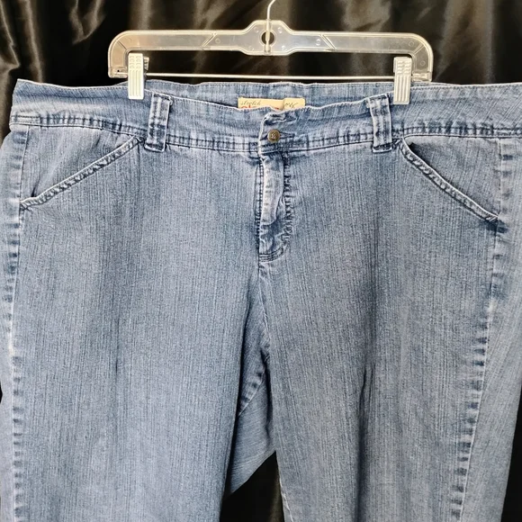 JMS Stretch Classic Denim Blue Jean Capri Embroidered Butterfly Detail Pants - Picture 2 of 6